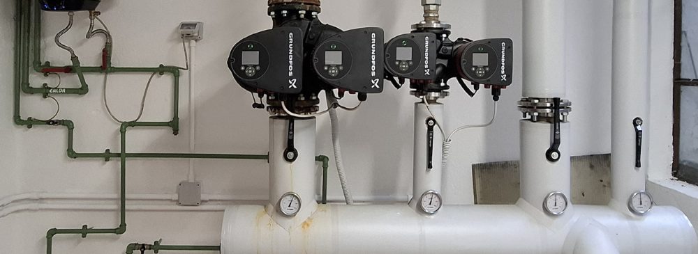 Centrale termica con circolatori, collettore di distribuzione e tubazioni coibentate