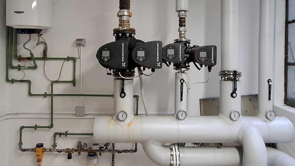 Termotecnico: centrale termica con circolatori, collettore di distribuzione e tubazioni coibentate