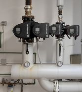 Centrale termica con circolatori, collettore di distribuzione e tubazioni coibentate