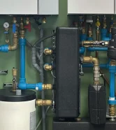 Impianto ibrido con pompa di calore, accumulo e tubazioni in centrale termica