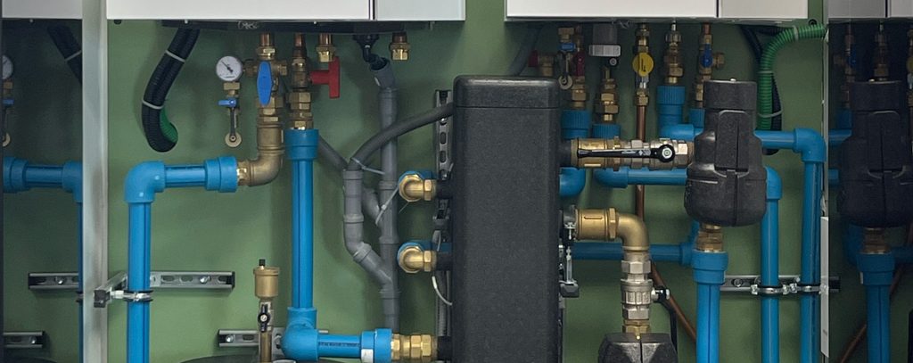 Termotecnico a Varese: centrale termica con tubazioni, valvole e separatore idraulico